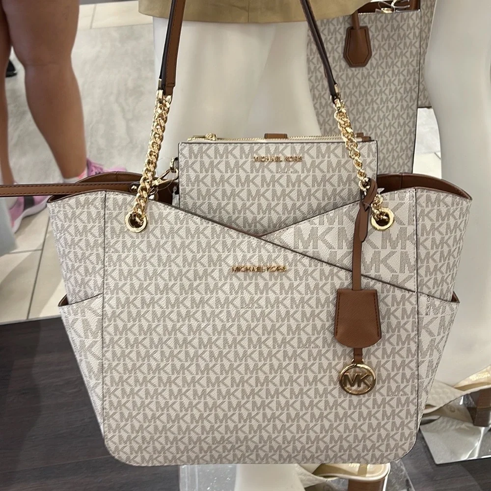 MICHAEL KORS LARGE X CHAIN SHOULDER TOTE 
& 
LARGE DOUBLE ZIP WALLET WRISTLET - Picture 3 of 16